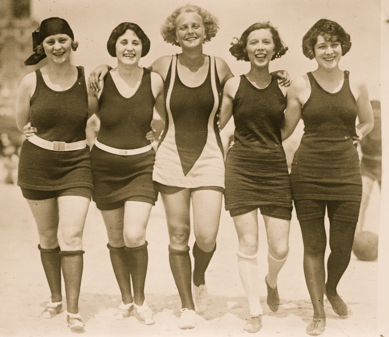 Bellezas cogidas del brazo en la playa (foto) de Unknown photographer