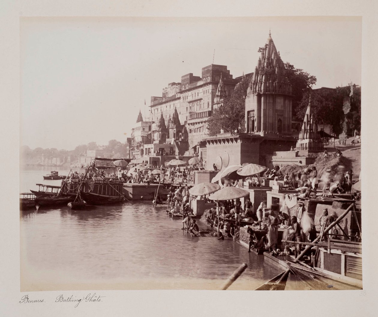 Ghats de Baño de Benarés, c.1885 de Unknown photographer