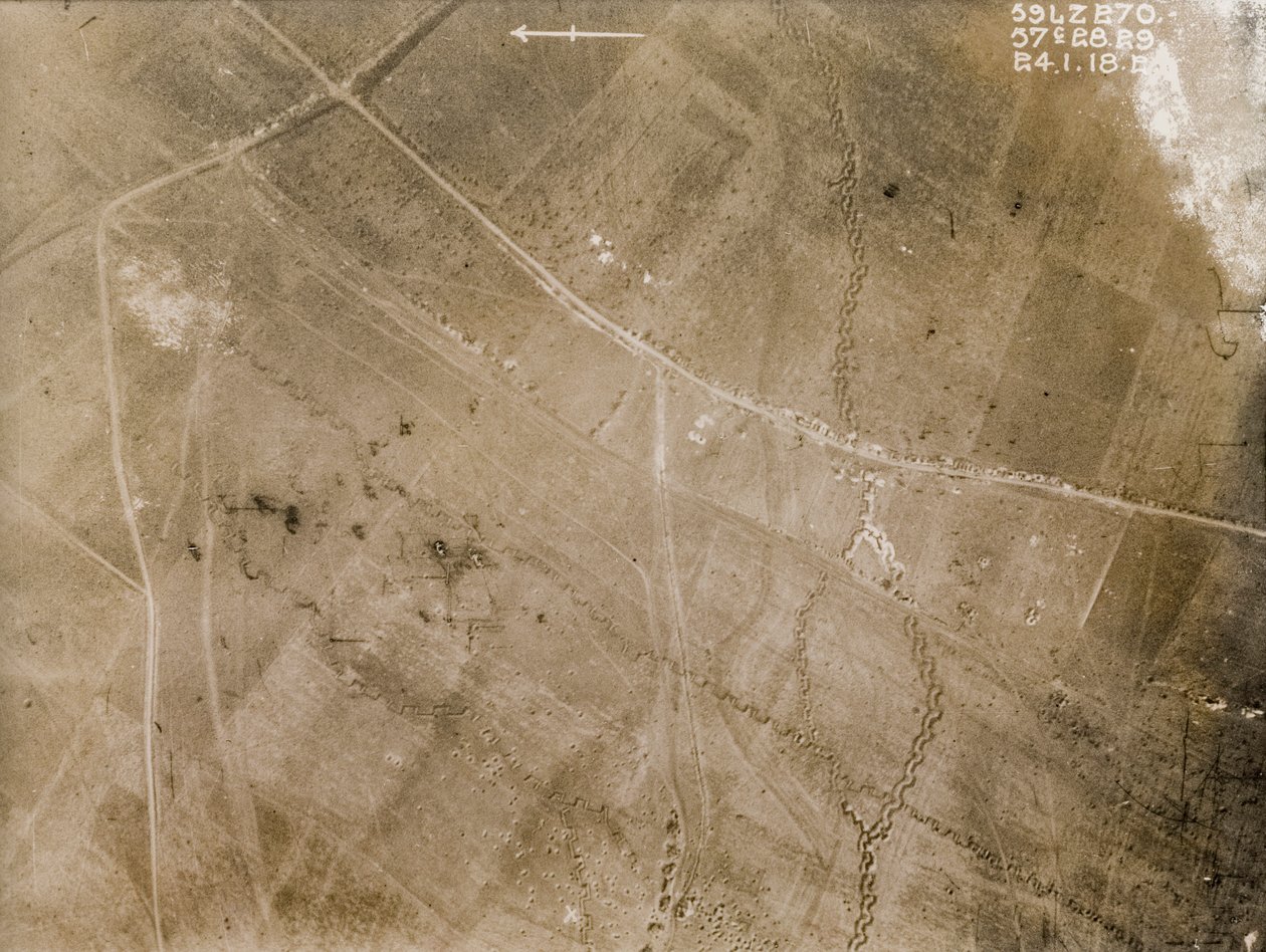 Fotografías británicas de reconocimiento aéreo que registran las posiciones de las trincheras en el Frente Occidental durante la Primera Guerra Mundial. de Unknown photographer