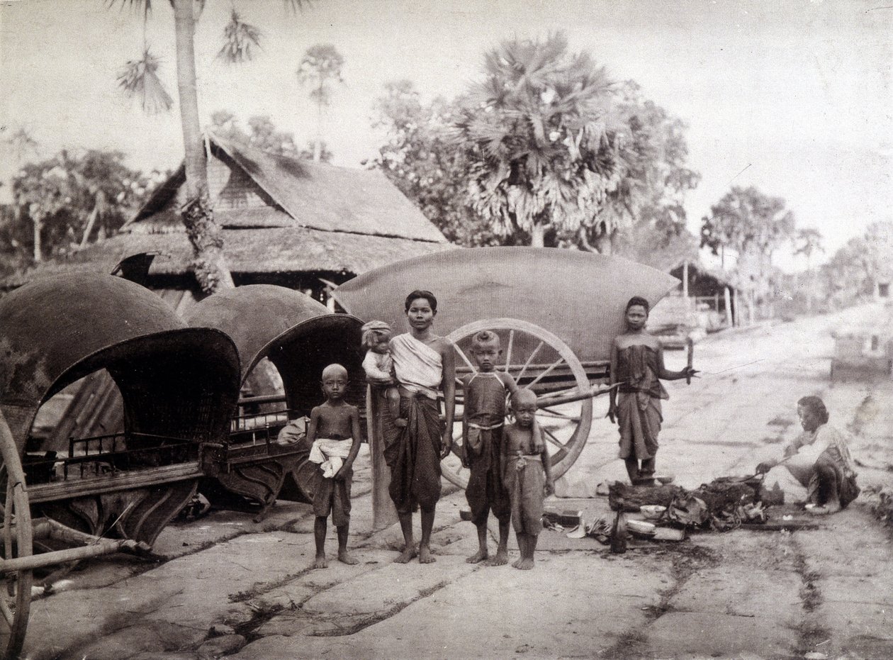Camboyanos en la carretera de Angkor Vat de Unknown photographer