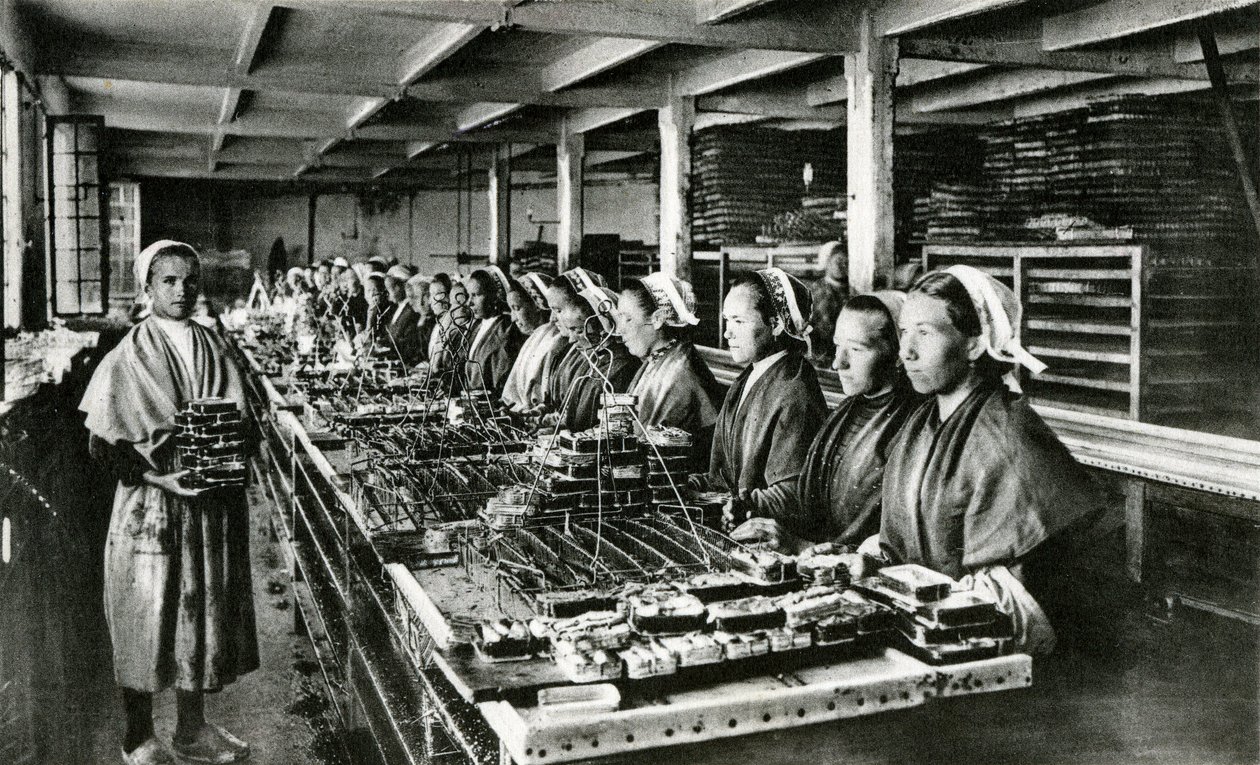 Enlatado de sardinas, Industria sardinera, Finisterre, Bretaña (foto b/n) de Unknown photographer