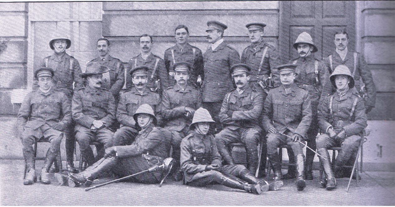Col Owen, Major Boole-Smith y los otros oficiales de los Dragoon Guards, de After Pretoria: The Guerilla War publicado por Harmsworth Bros Limited de Unknown photographer