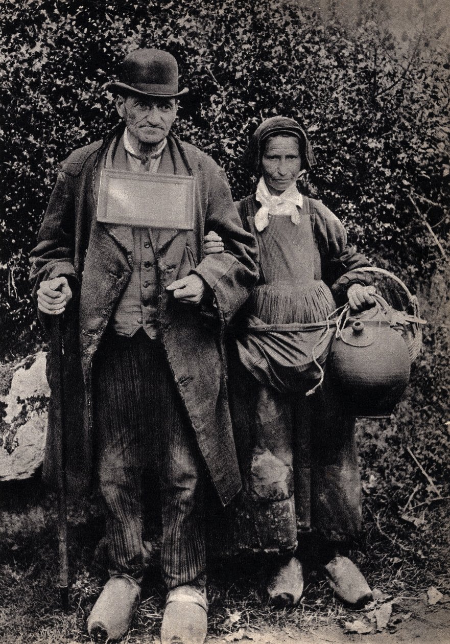 Pareja de mendigos bretones. Fotografía, finales del siglo XIX, París. Coll. Selva. de Unknown photographer