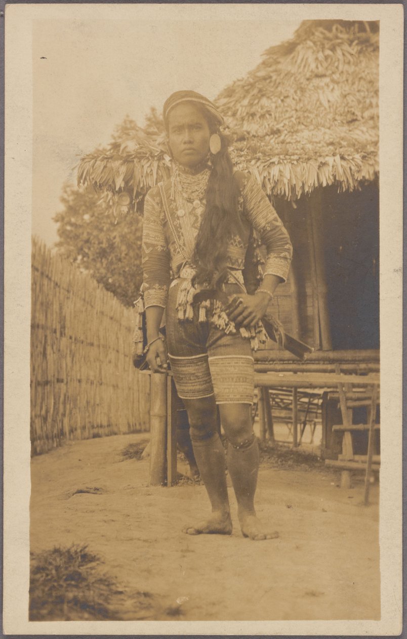 Datto Bulon, jefe de los Bagobo, vestido con un atuendo guerrero, Reserva de Filipinas, Exposición de la Compra de Luisiana de Unknown photographer