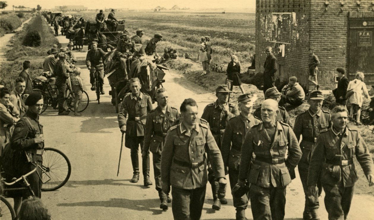 Salida de los Herrenvolk", soldados alemanes abandonan los Países Bajos, mayo de 1945 (foto b/n) de Unknown photographer