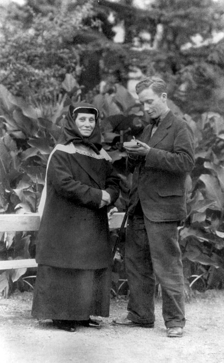 Ekaterina Gavrilovna Gueladze - madre de Stalin, entrevistada por el periodista estadounidense Knickerboker de Unknown photographer