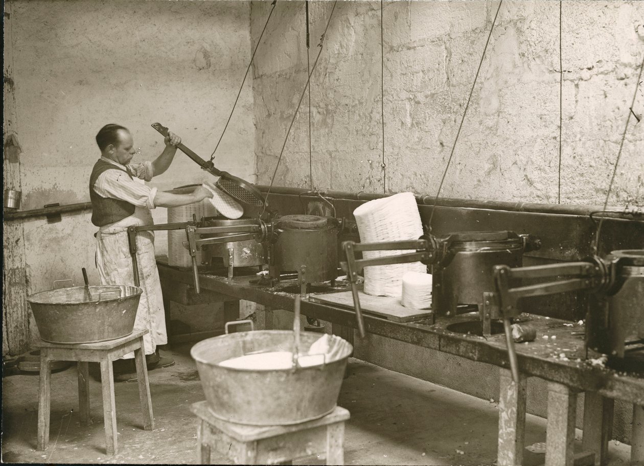 Francia, Centre, Indre-et-Loire (37), Tours: Laboratoire Metadier: un hombre prepara los moldes para fabricar las pastillas de Kalmine. de Unknown photographer