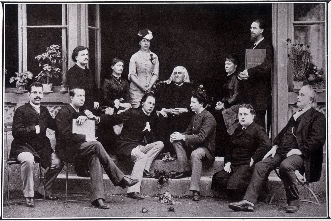 Franz Liszt (1811-1886), en Weimar, en el círculo de sus alumnos favoritos de Unknown photographer