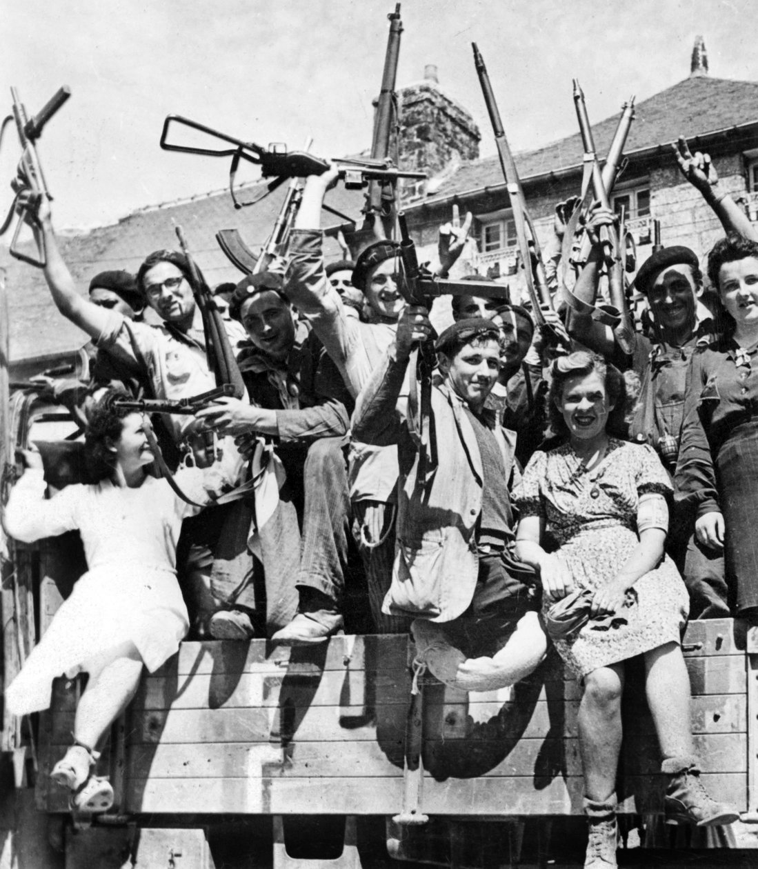 Francotiradores partisanos franceses liberando un pueblo en Normandía, junio-julio de 1944 (foto b/n) de Unknown photographer