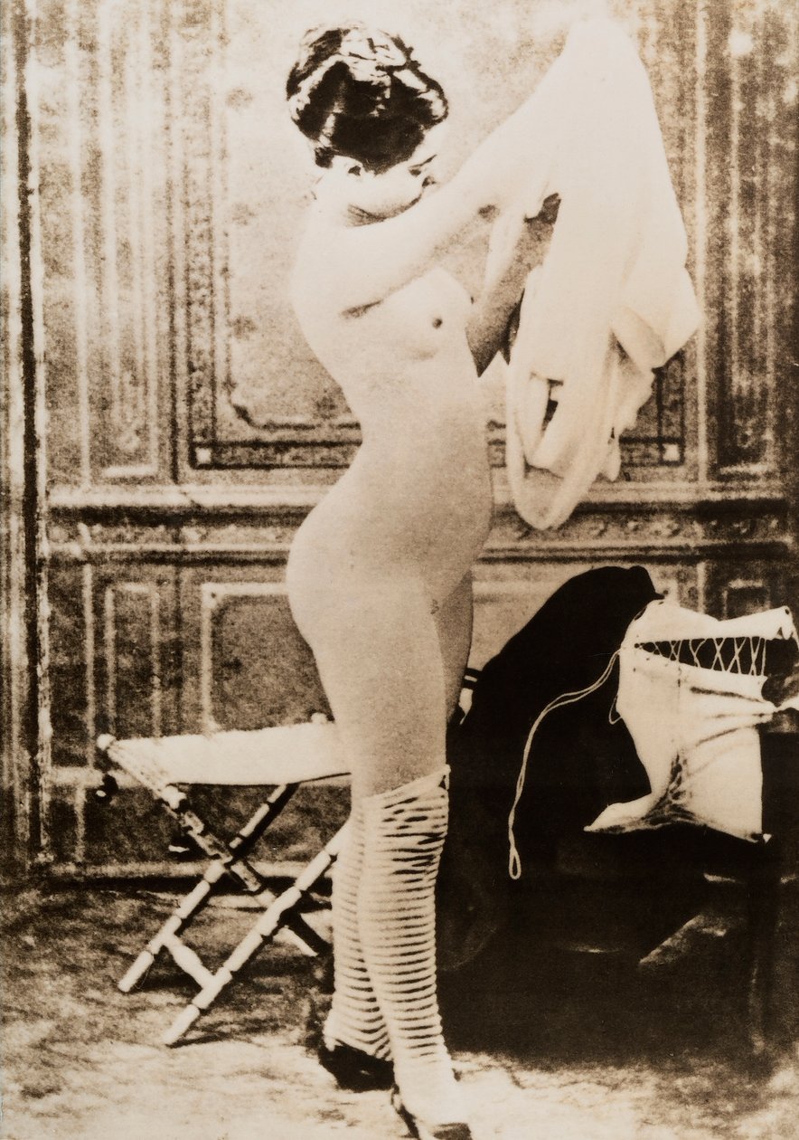 Retrato de desnudo integral de una joven vistiéndose. de Unknown photographer