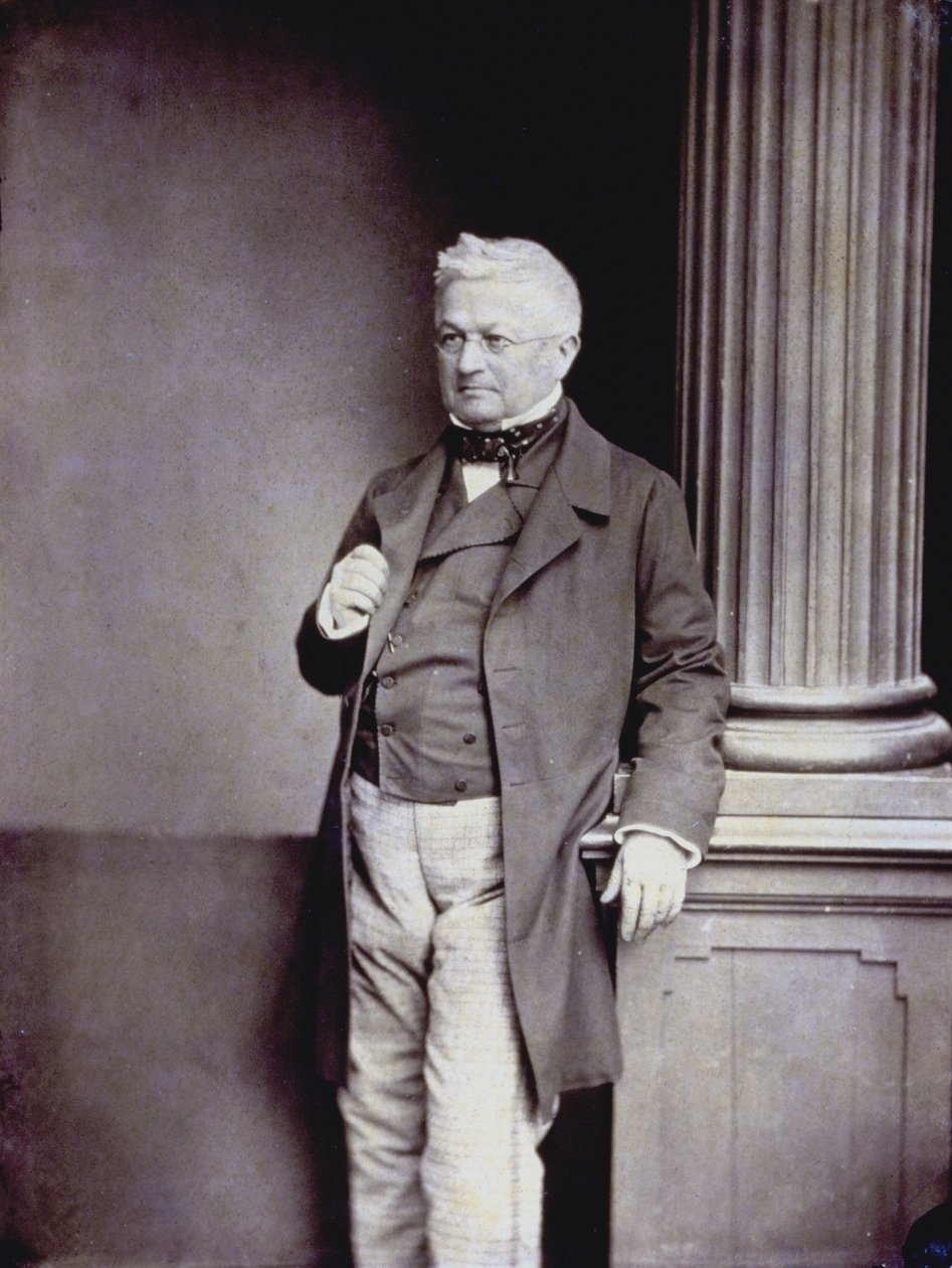 Retrato de cuerpo entero del político francés Adolphe Thiers con elegante indumentaria del siglo XIX. de Unknown photographer