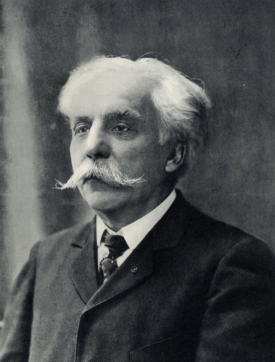 Gabriel (Urbain) Faure (1845-1924). Compositor francés. Tras una fotografía. de Unknown photographer