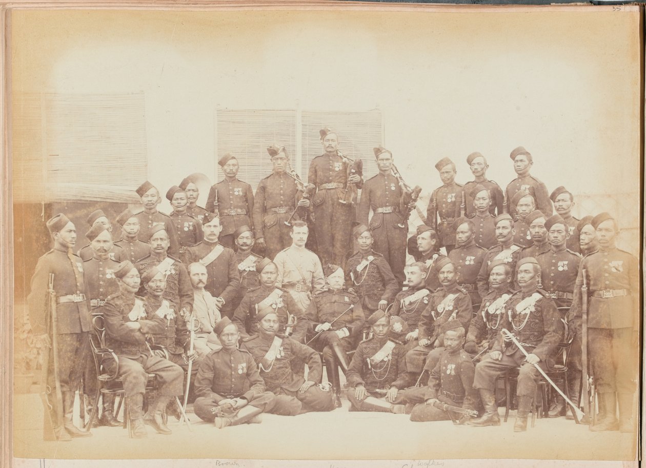 Suboficiales y fusileros Gurkha del 4º Regimiento Gurkha (Rifle) de Unknown photographer