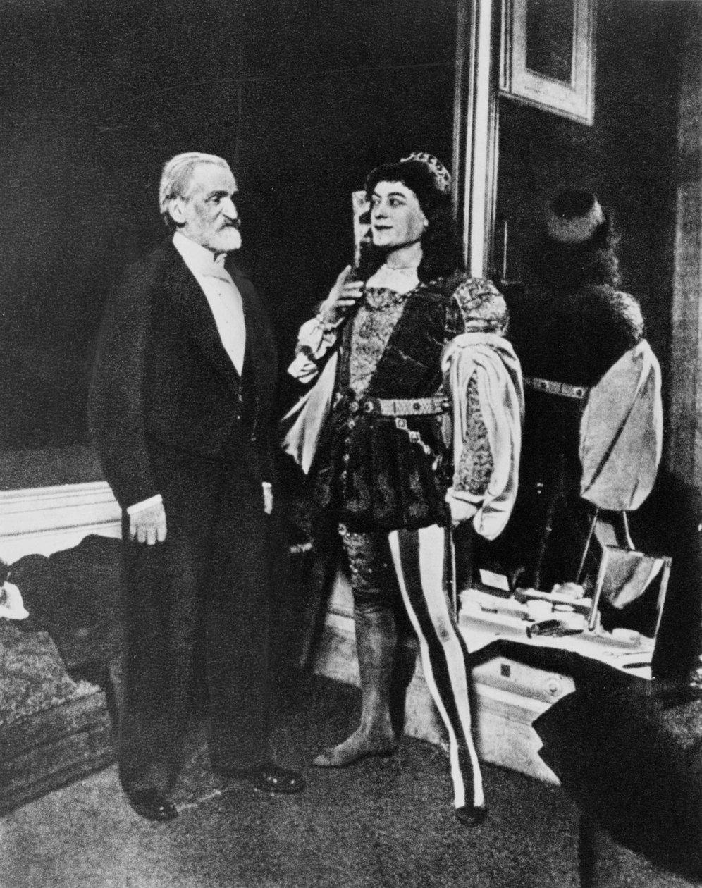 Giuseppe Verdi y Victor Maurel (en Iago) en febrero de 1887 en la Scala de Milán después del estreno de Otello. de Unknown photographer