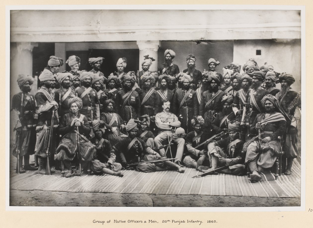 Grupo de Oficiales Nativos y hombres, 20ª Infantería de Punjab de Unknown photographer