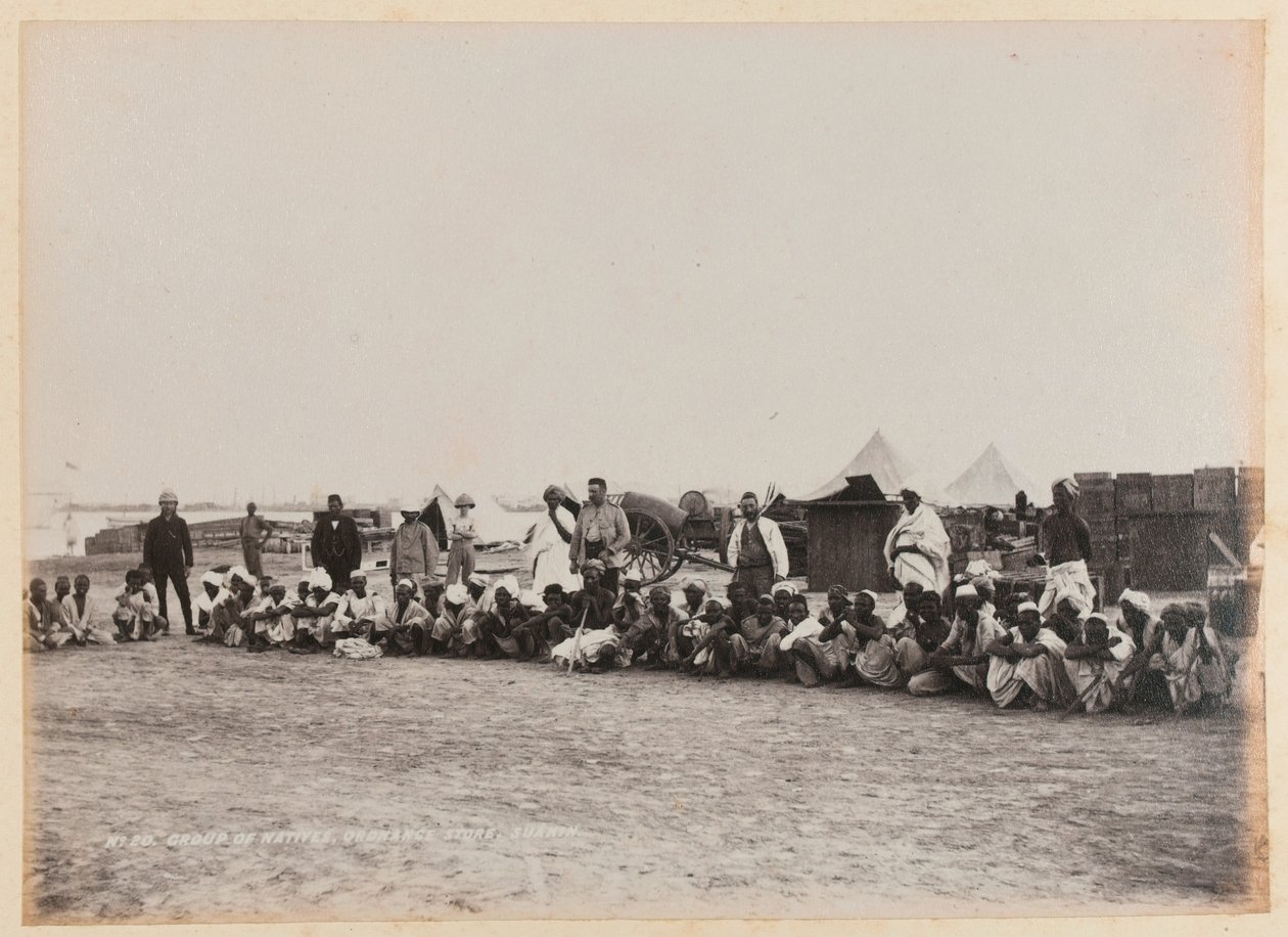 Grupo de nativos, Almacén de Artillería, Suakin, circa 1884 de Unknown
