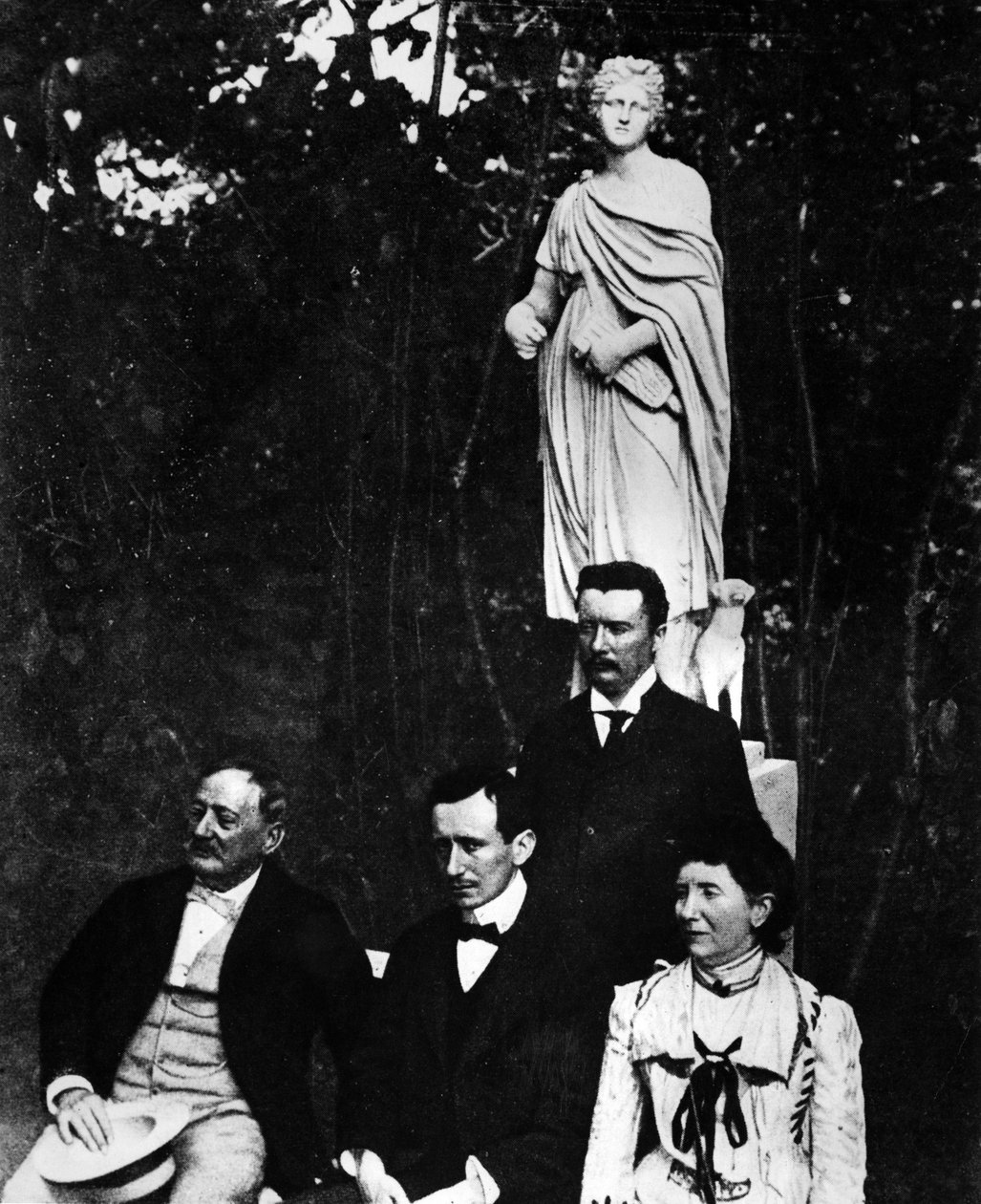Guglielmo Marconi (1874-1937), físico e inventor italiano con sus padres y su hermano Alfonso en Pontecchio en 1897. de Unknown photographer