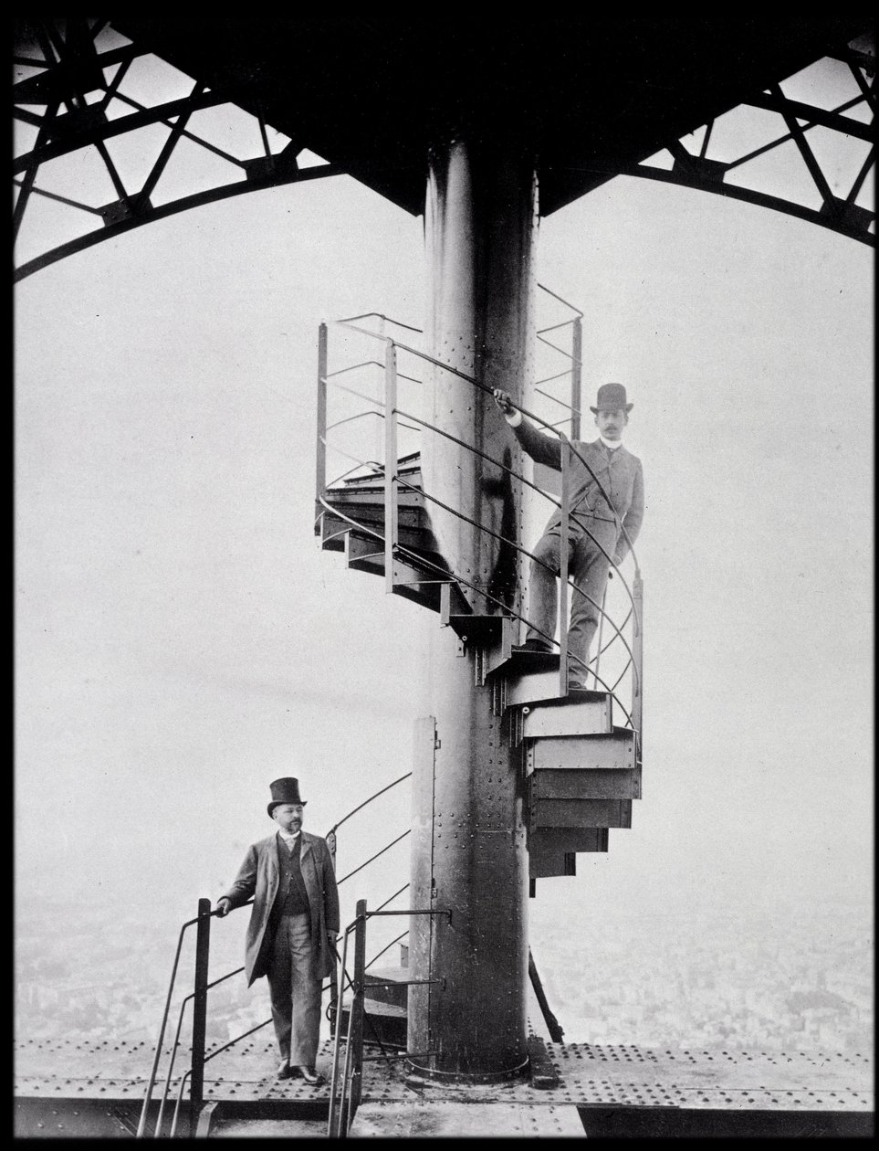 Gustave Eiffel y su yerno Adolphe Salles en la escalera de la Torre Eiffel, París de Unknown photographer