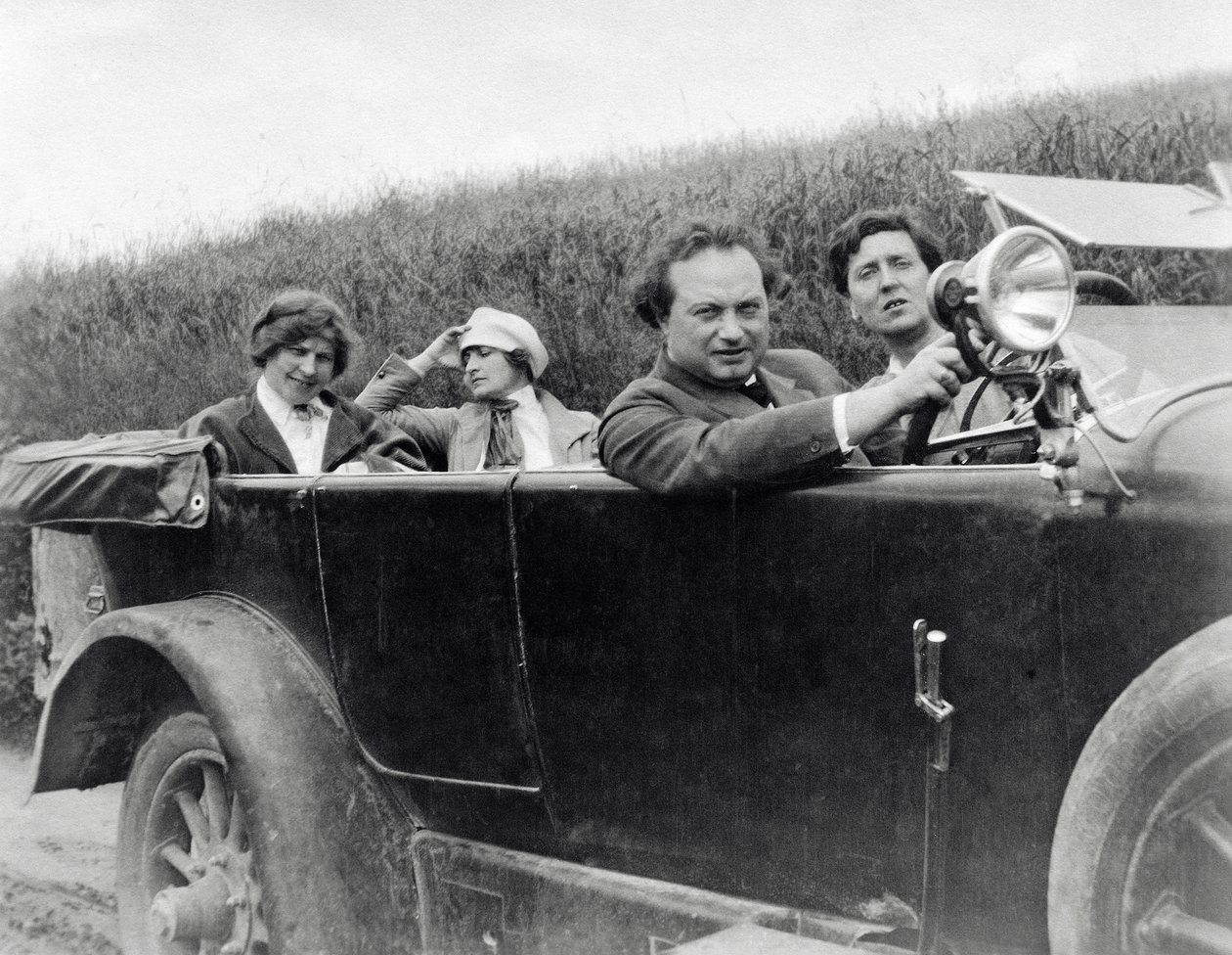 Helene Berg, Alma Mahler, Franz Werfel y Alban Berg fotografiados en coche de Unknown photographer