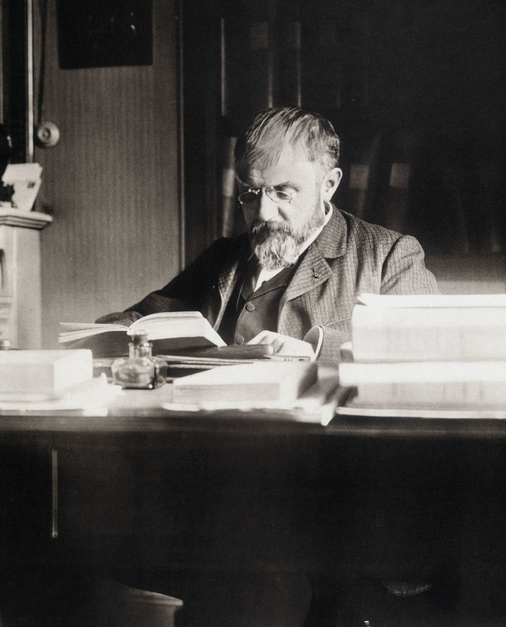 Henri Poincaré en su mesa de trabajo - Bibl. de la Escuela Politécnica de Unknown photographer
