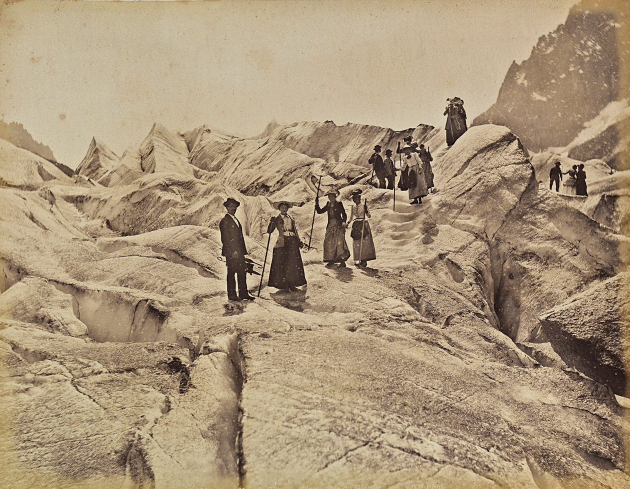 Senderistas sobre el hielo de la "Mer de Glace" en el Mont Blanc, Chamonix, Francia de Unknown photographer