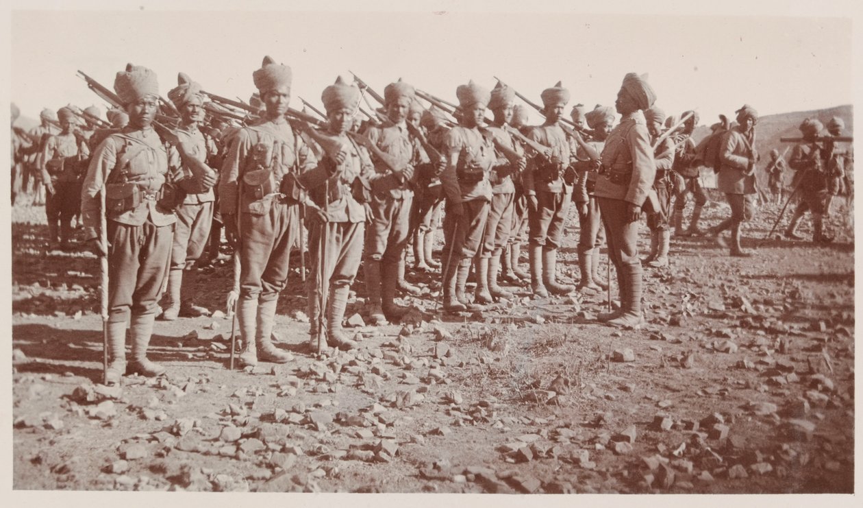 Soldados del Ejército Indio desfilando durante operaciones en Waziristán de Unknown photographer