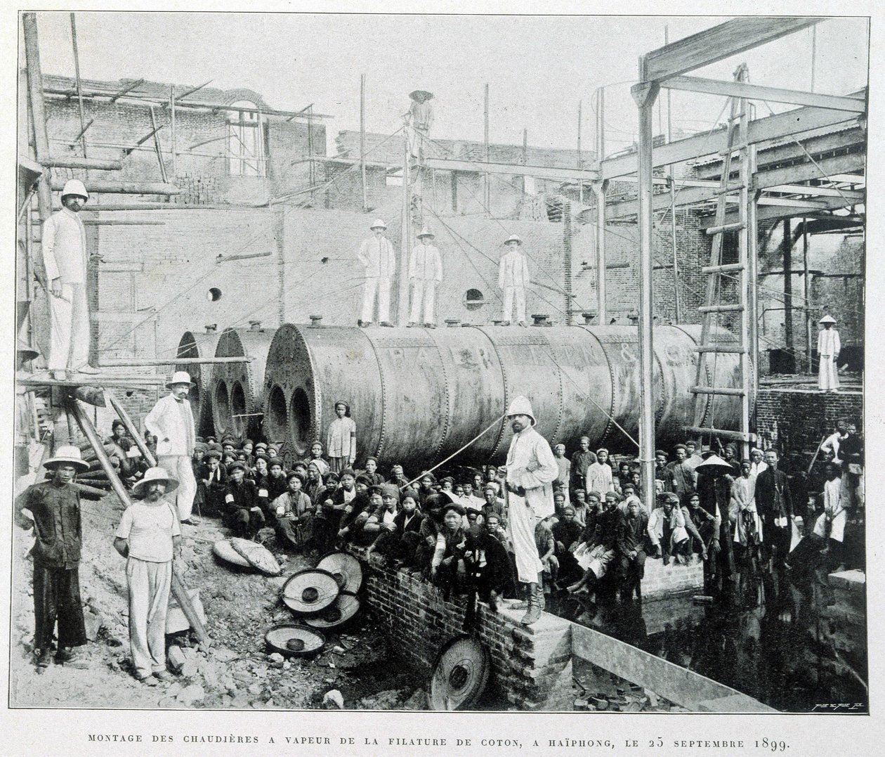 Instalación de calderas de vapor de la hilandería de algodón de Haiphong el 25/9/1899 - en "Le Tonkin en 1900" por Robert Dubois de Unknown photographer