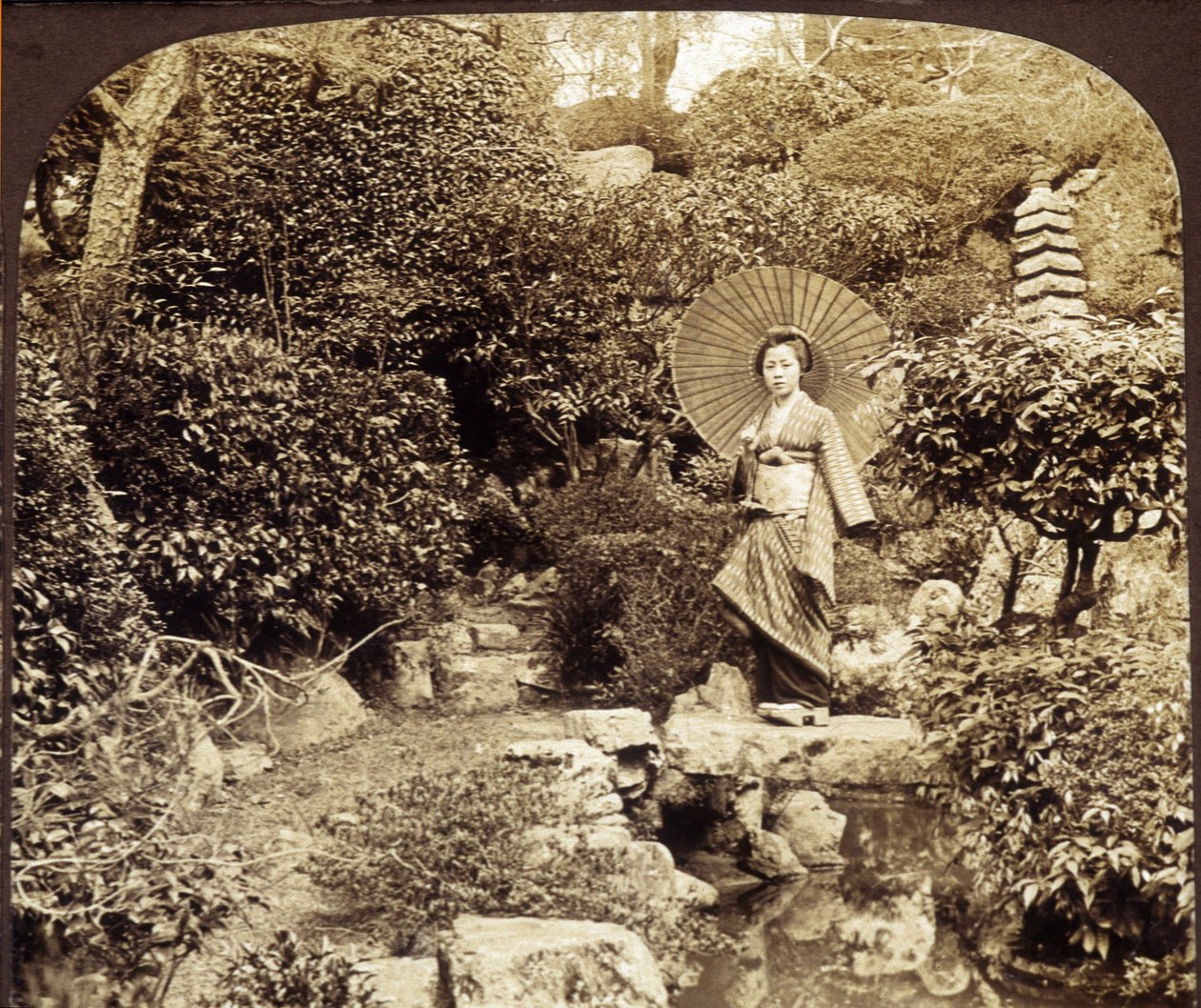 Sombrilla de kimono japonés en un jardín - fotografía, finales del siglo XIX de Unknown photographer
