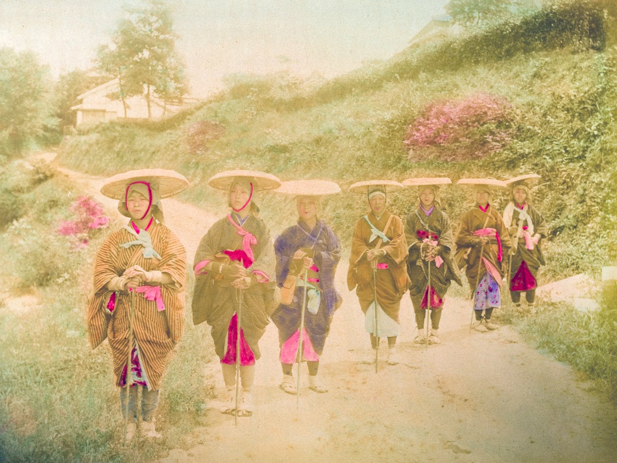 Mujeres japonesas. Siete mujeres japonesas en fila en una carretera rural. Japón, hacia 1910. de Unknown photographer