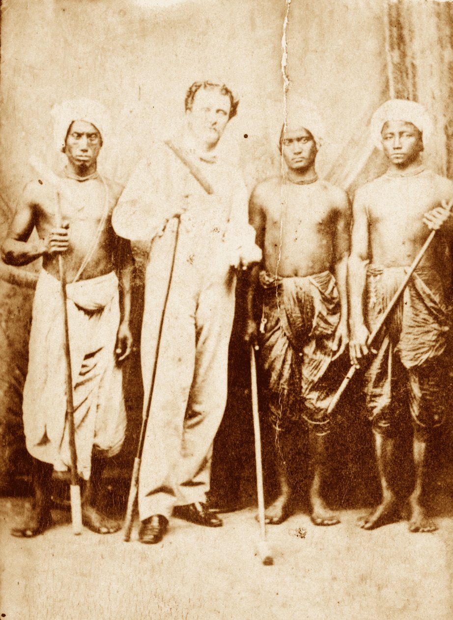 Teniente Joseph Sherer, Asistente del Superintendente de Cachar, con sus porteadores, Manipur, circa 1861 de Unknown