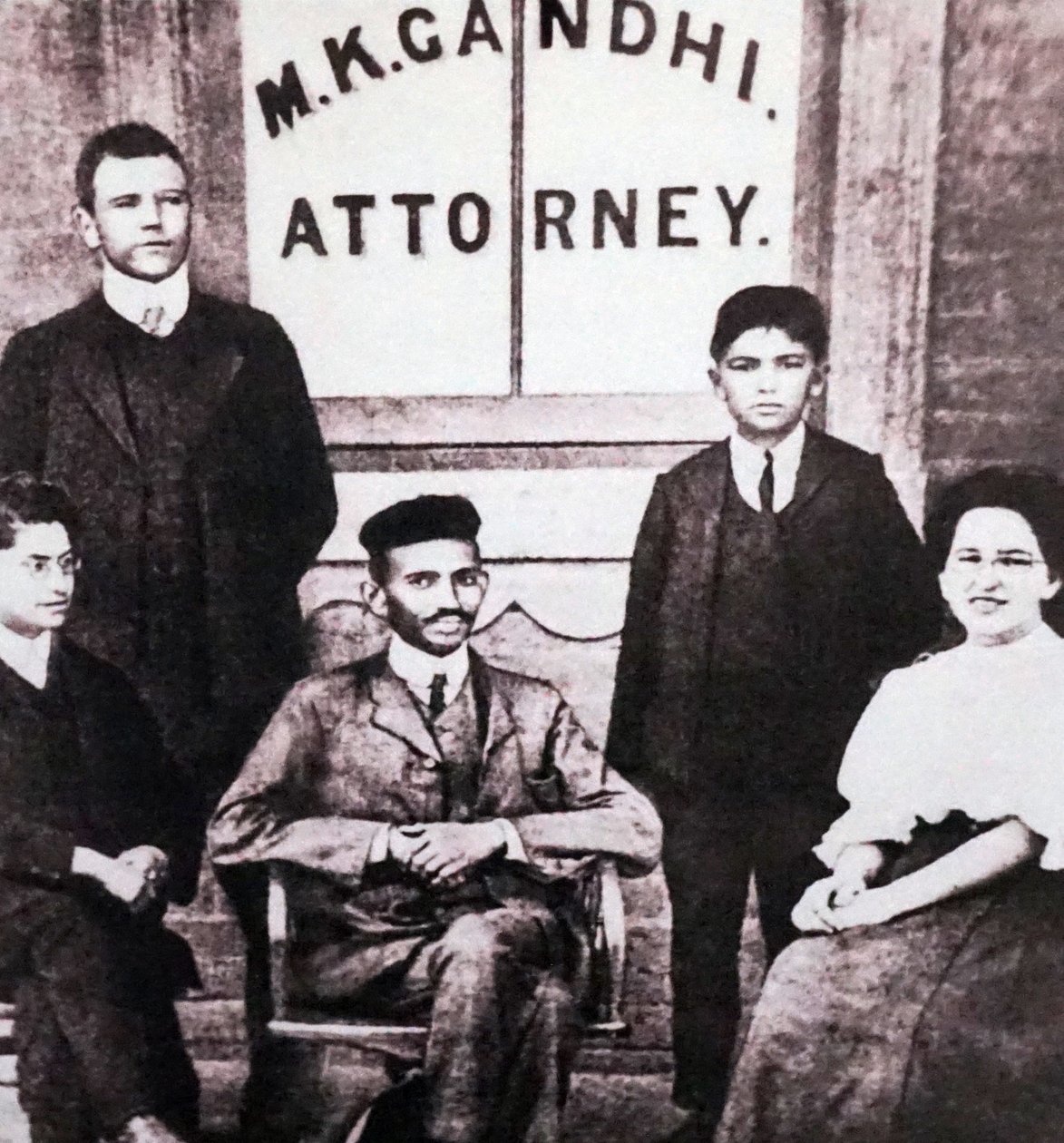Mahatma Gandhi sentado con cuatro socios delante de su despacho de abogados en Johannesburgo, Sudáfrica, Sudáfrica. de Unknown photographer