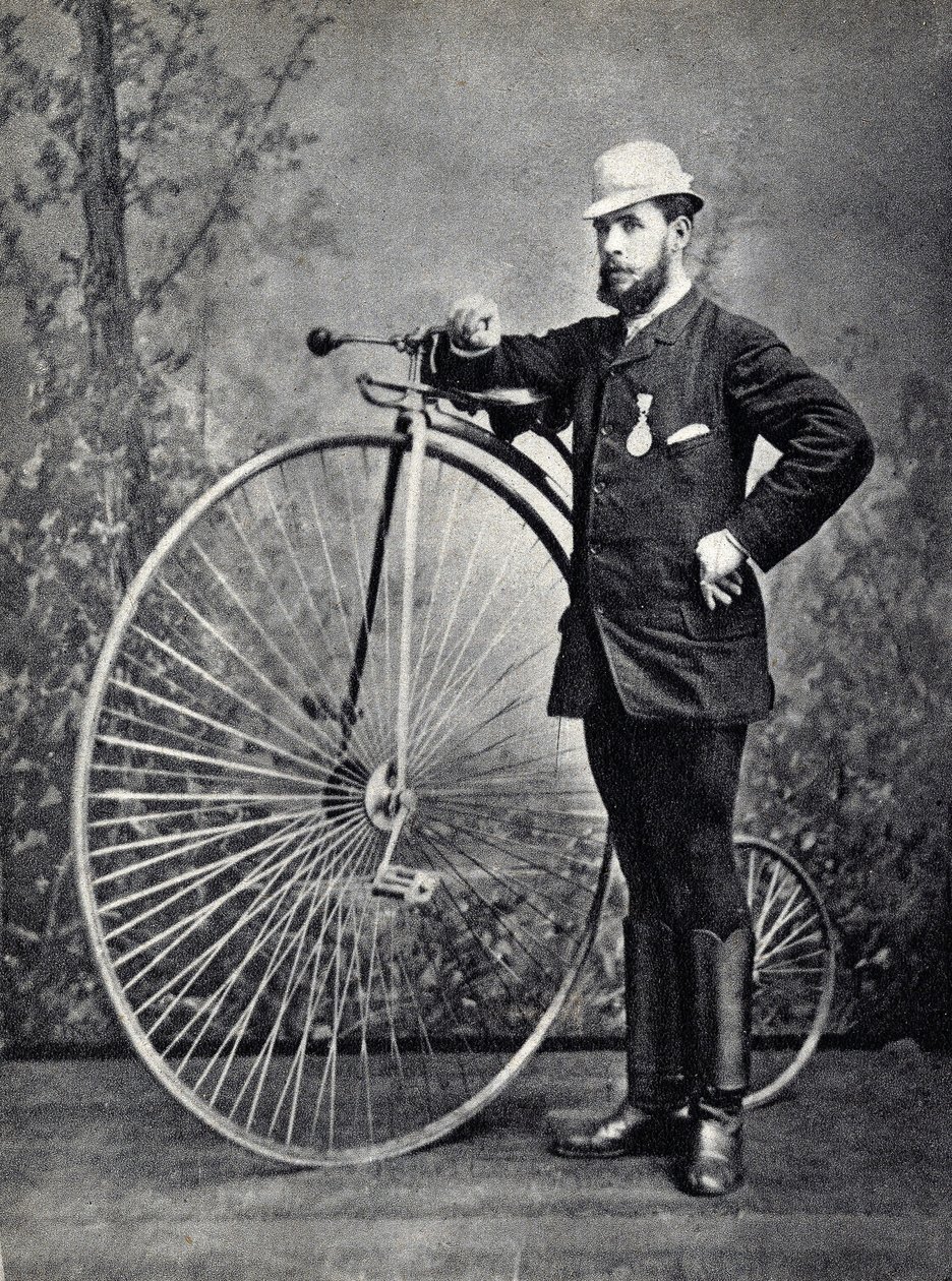 Hombre posando con el gran bi (grand bi), el ancestro del velocípedo. Fotografía, finales del siglo XIX, París. Coll. Selva. de Unknown photographer