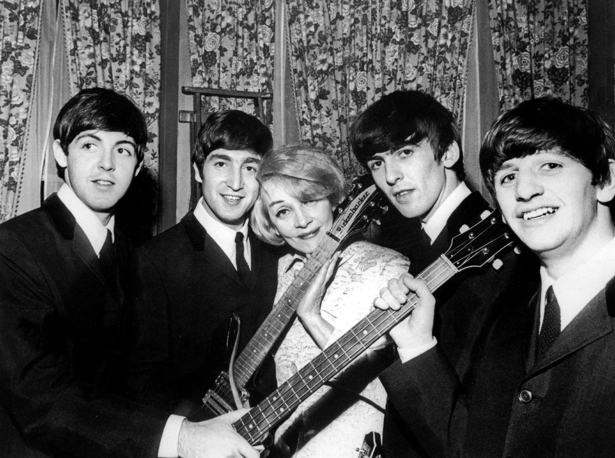 Marlene Dietrich con la banda Beatles Paul McCartney John Lennon George Harrison et Ringo Starr Noviembre 1963 de Unknown photographer