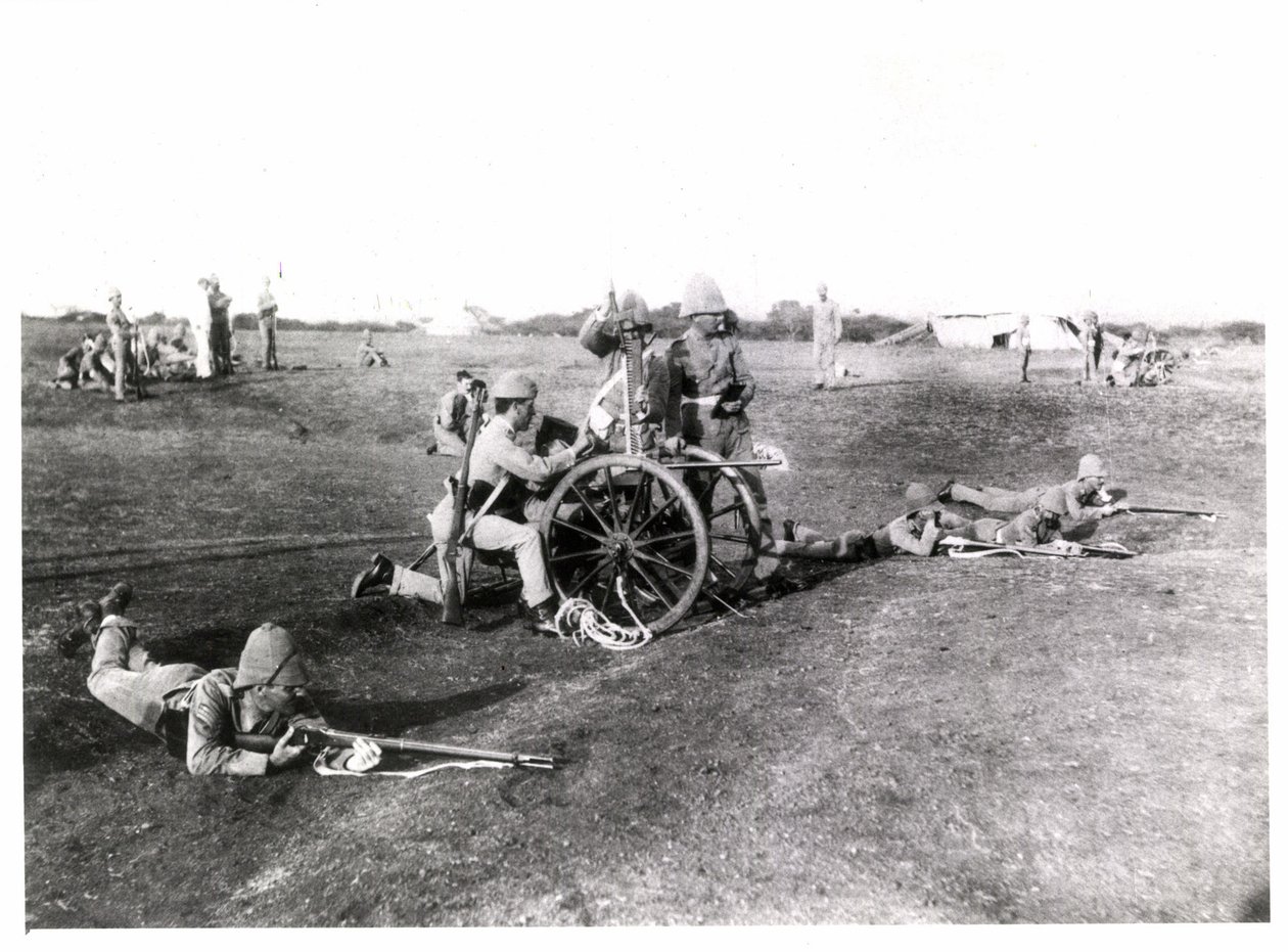 Miembros de la Infantería Ligera del Rey de Yorkshire entrenando con armas Gardner, circa 1890 de Unknown