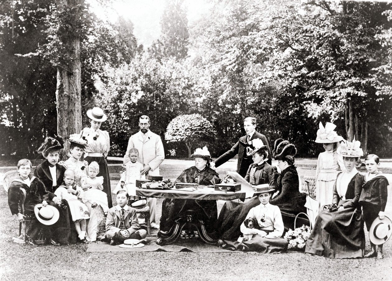 Miembros de la Familia Real Británica, incluyendo al Rey Jorge V, el Rey Eduardo VIII alrededor de la Reina Victoria en una fiesta en el jardín. Fotografía entre 1895 y 1901 de Unknown photographer