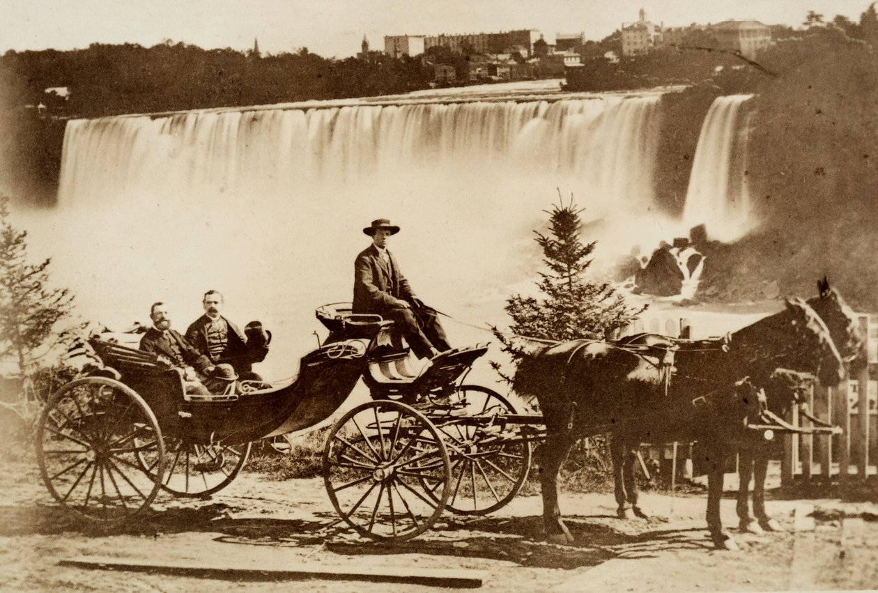 Unos hombres en un carruaje se detienen cerca de una cascada. de Unknown photographer