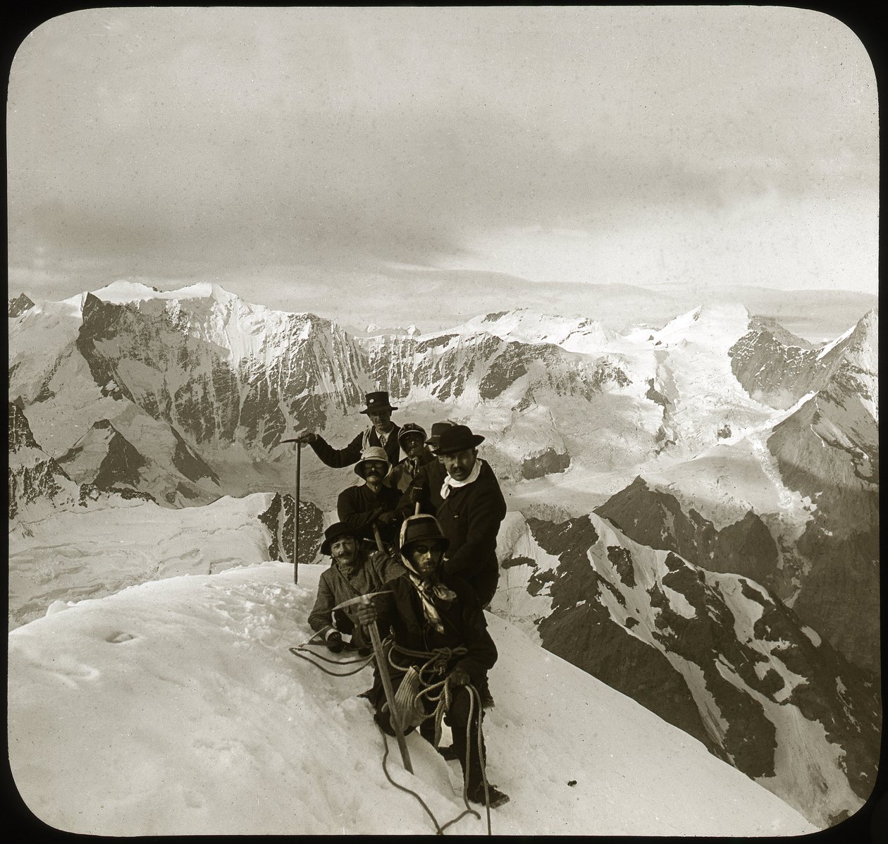Alpinismo a finales del siglo XIX o principios del XX: grupo de alpinistas en la cumbre del Wetterhorn (literalmente "Cuerno del Tiempo", 3.692 m), cumbre del macizo del Wetterhorner, Alpes berneses, Cantón de Berna, Suiza - escalada, cordee - fotog. de Unknown photographer