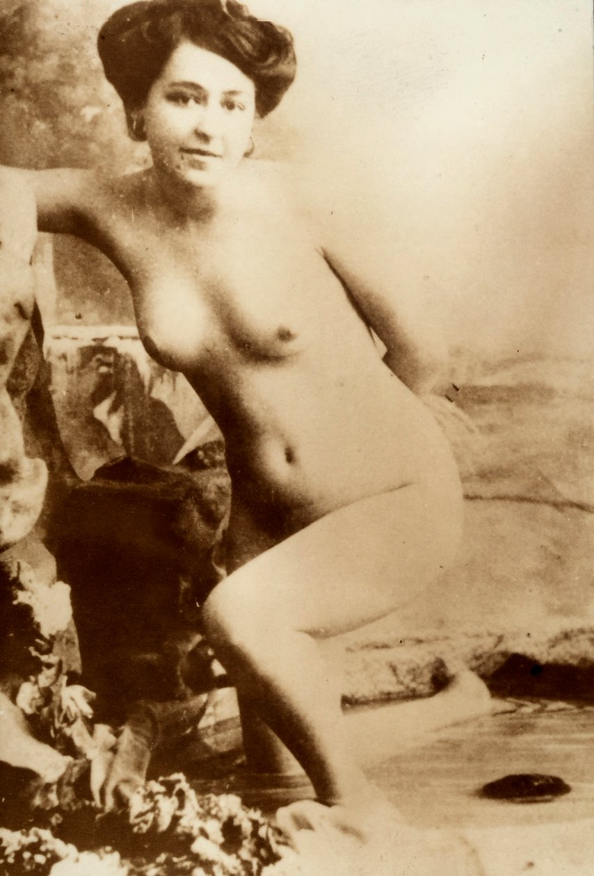 Retrato desnudo de una joven saliendo de una bañera. de Unknown photographer