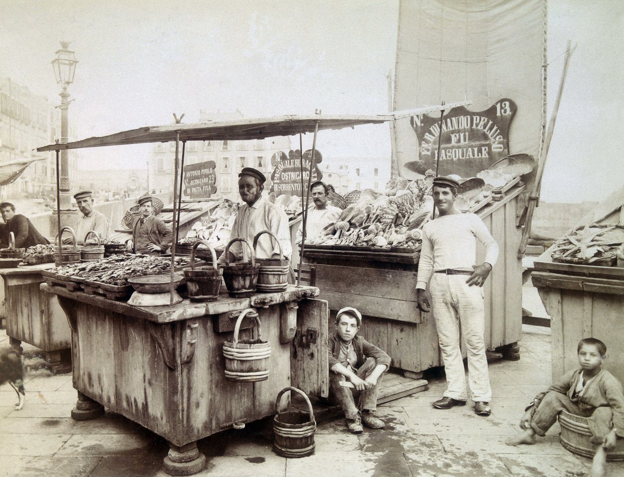 Vendedores de ostras de Santa Lucía en Nápoles, finales del siglo XIX de Unknown photographer