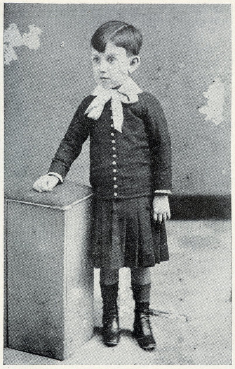 Pablo Picasso a los 4 años - en "Picasso, documentos iconográficos" por Sabartes de Unknown photographer