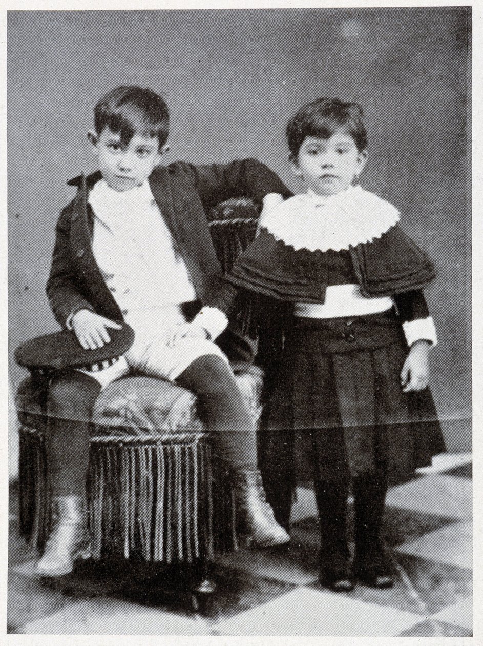 Pablo Picasso a los siete años y su hermana - en “Picasso, documentos iconográficos” por Sabartes de Unknown photographer