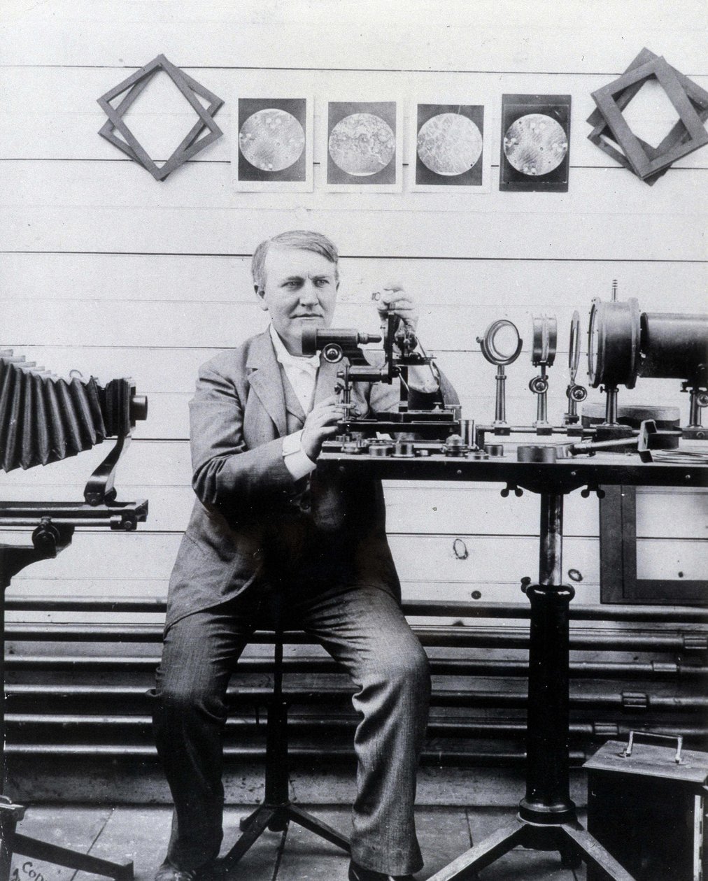 Foto de Thomas-Alwa Edison frente a su fonógrafo de Unknown photographer