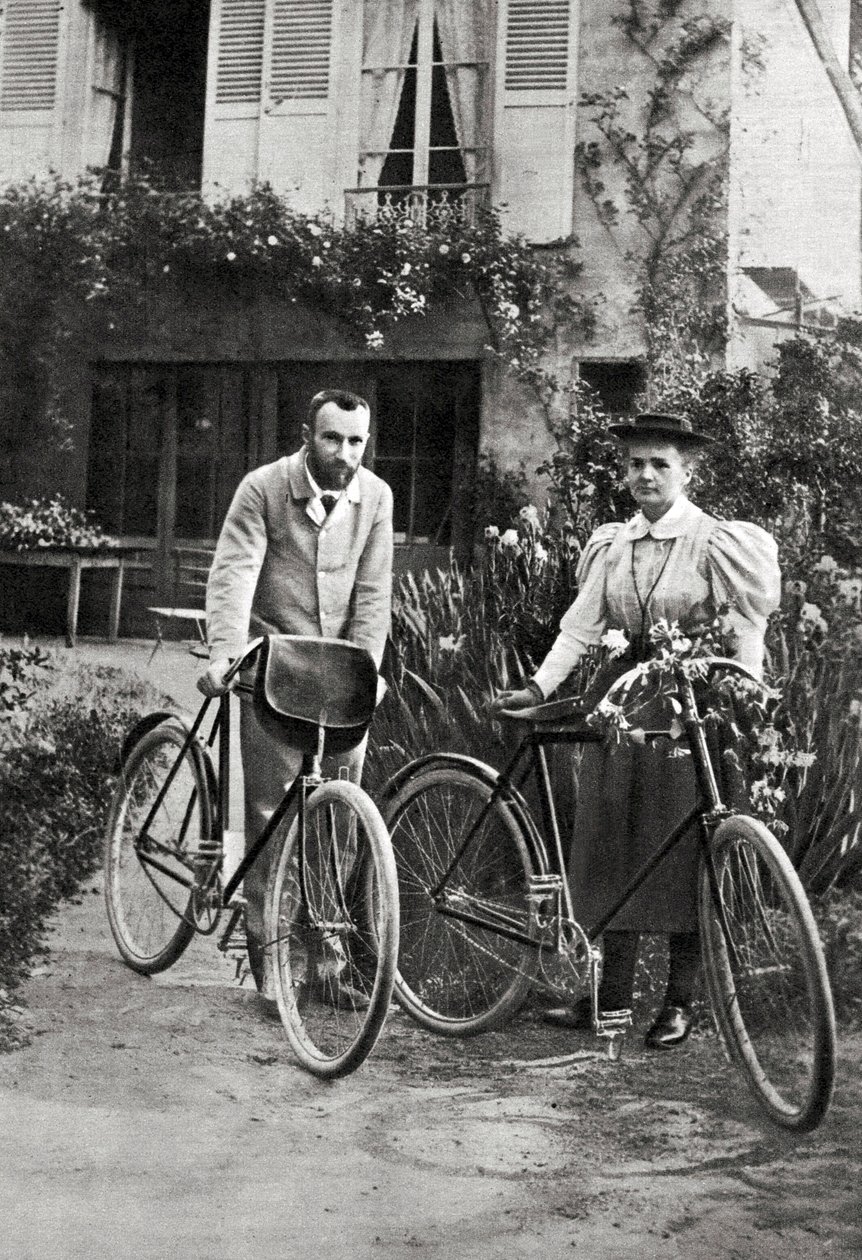 Pierre y Marie Curie en su jardín de Unknown photographer