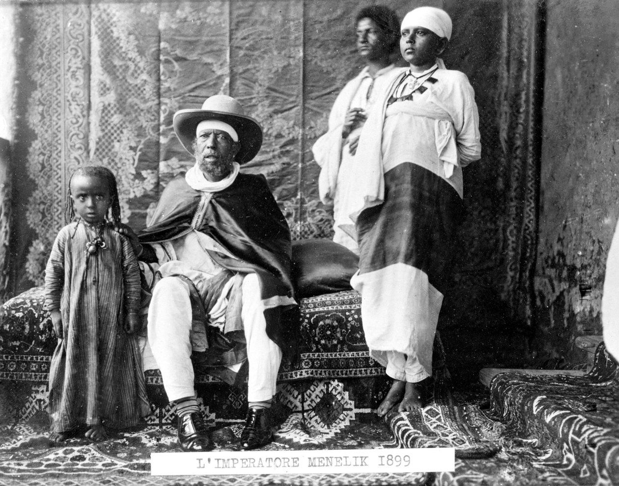 Retrato del Emperador Menelik II de Etiopía (1844 - 1913) con su familia. de Unknown photographer