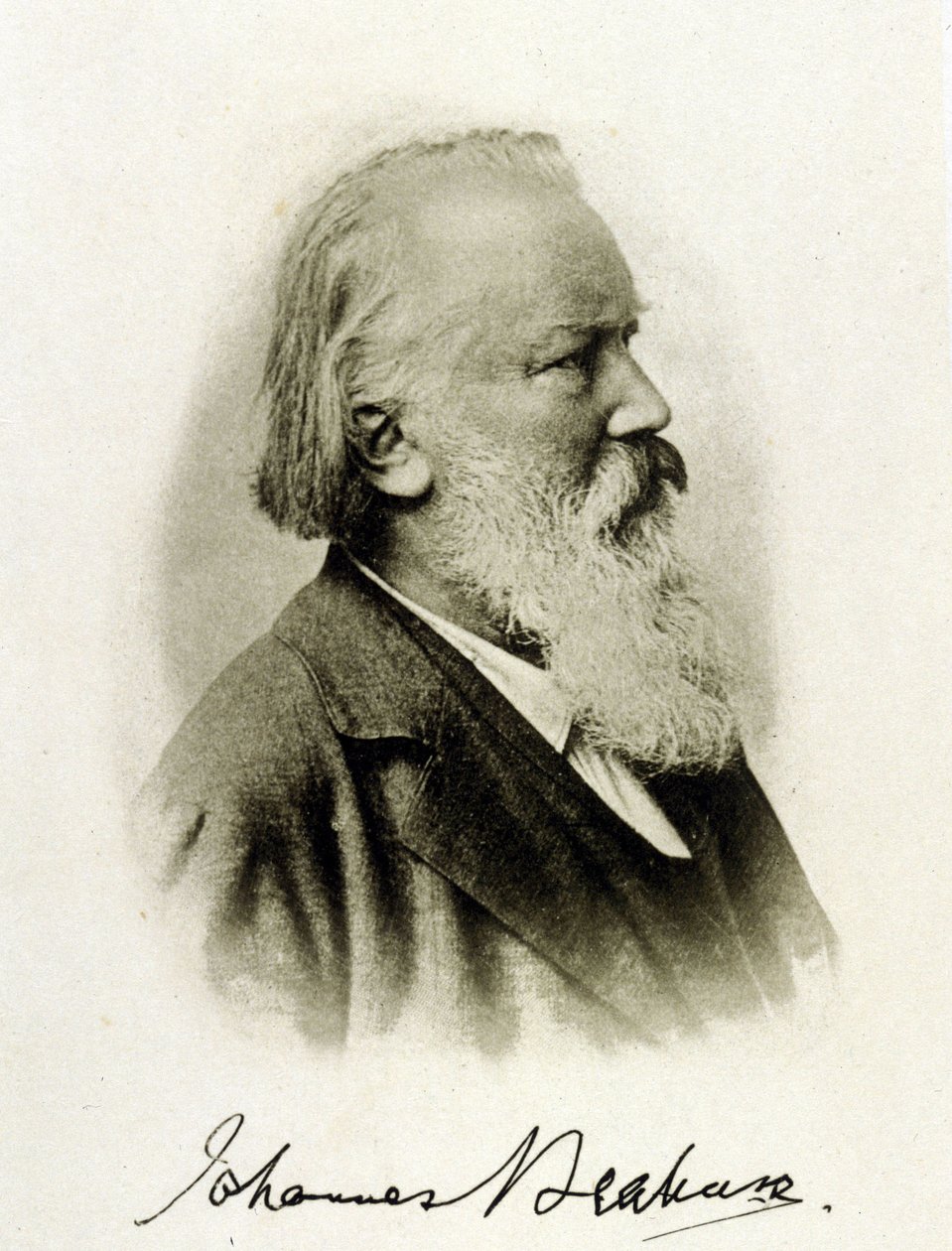 Retrato de Johannes Brahms (1833 - 1897), compositor alemán en una fotografía autografiada de Unknown photographer