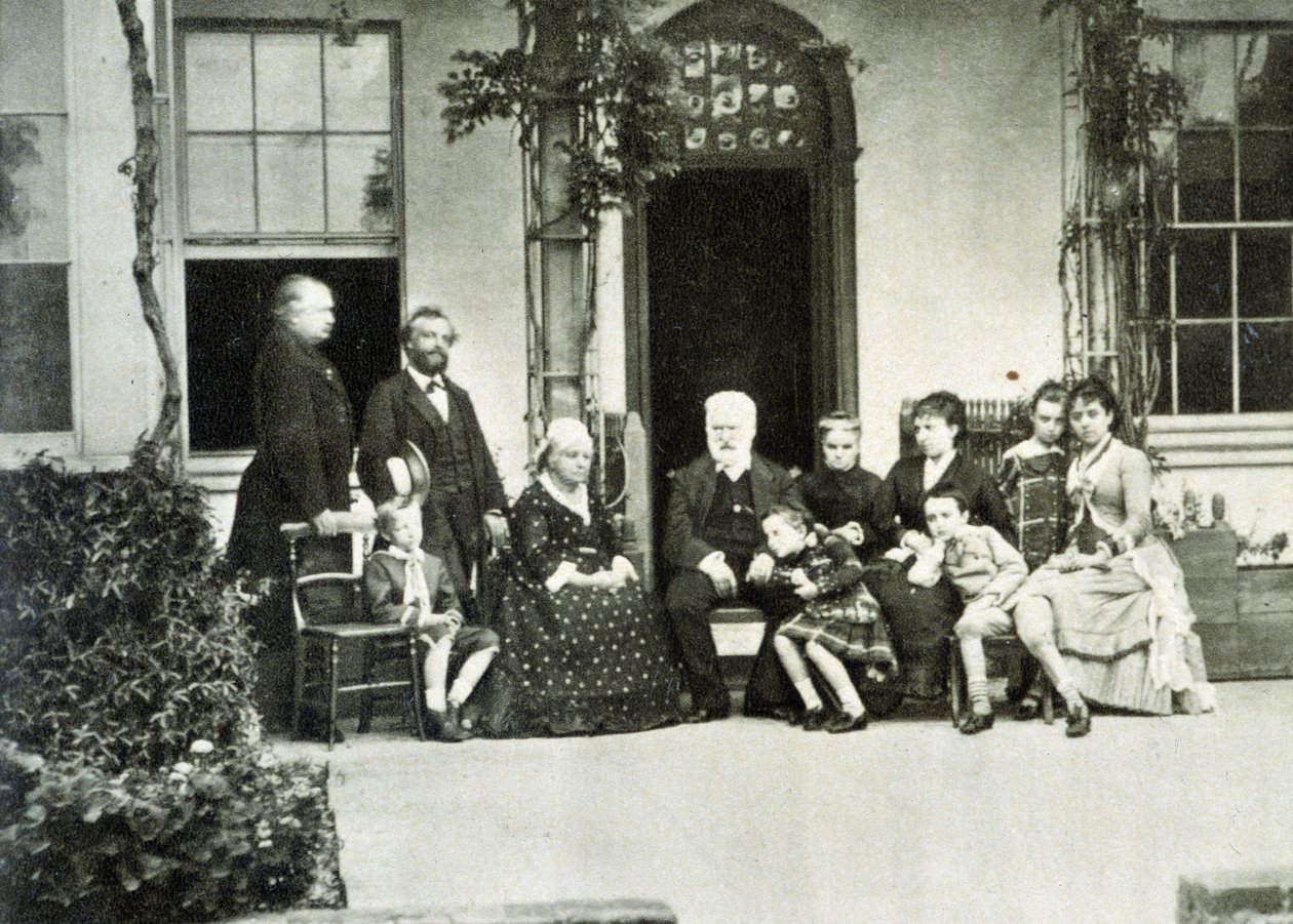 Retrato de Victor Hugo en el exilio en Guernsey en 1866 con Juliette Drouet a su derecha de Unknown photographer