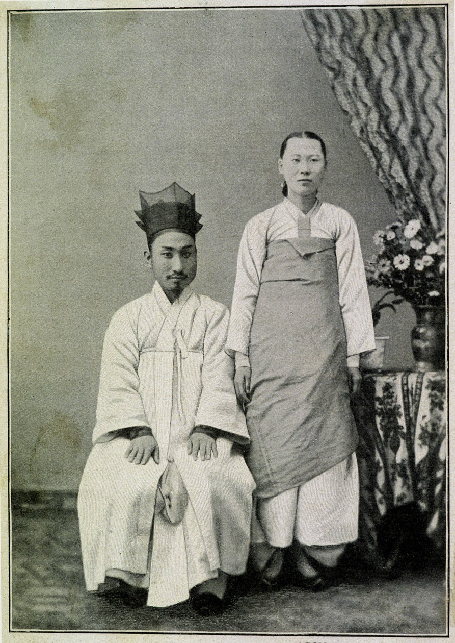 Retrato de un funcionario coreano y su esposa a finales del siglo XIX de Unknown photographer