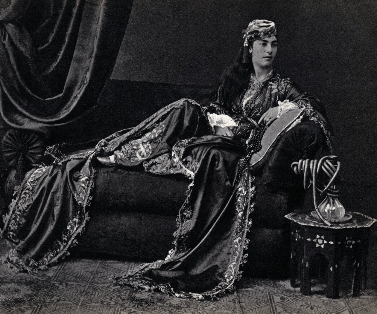 Retrato de una dama turca. Fotografía, finales del siglo XIX, París. Coll. Selva. de Unknown photographer
