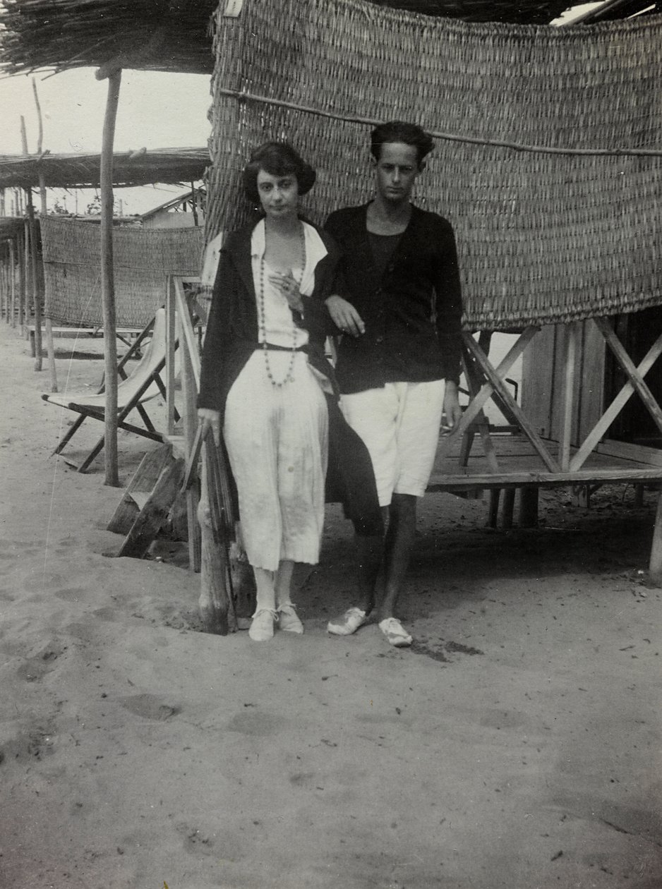 Retrato de una pareja en la playa, Versilia de Unknown photographer