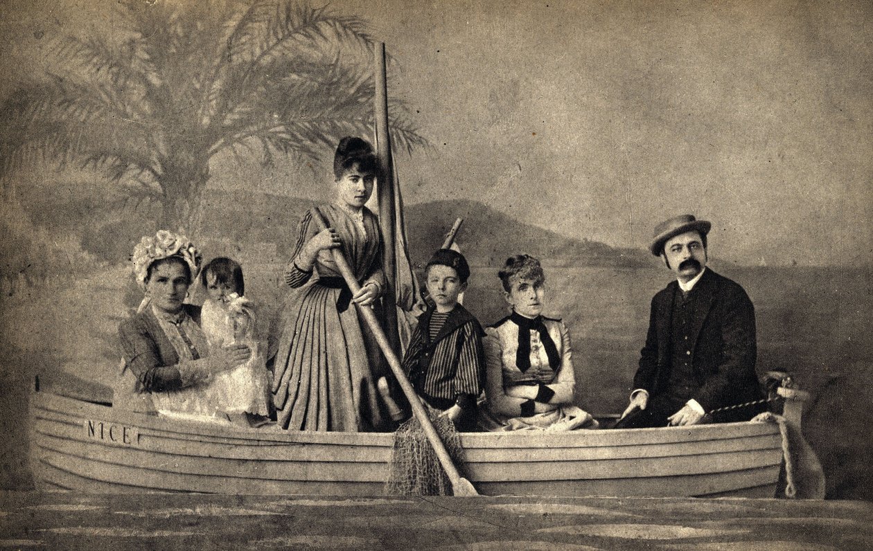 Retrato de una familia con un fotógrafo, escenificado en un bote. Fotografía, finales del siglo XIX, París. Coll. Selva de Unknown photographer